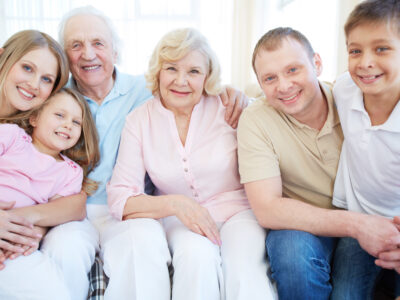 Грижа за здравето за всяка възраст в пролетния сезон - cheerful family living room