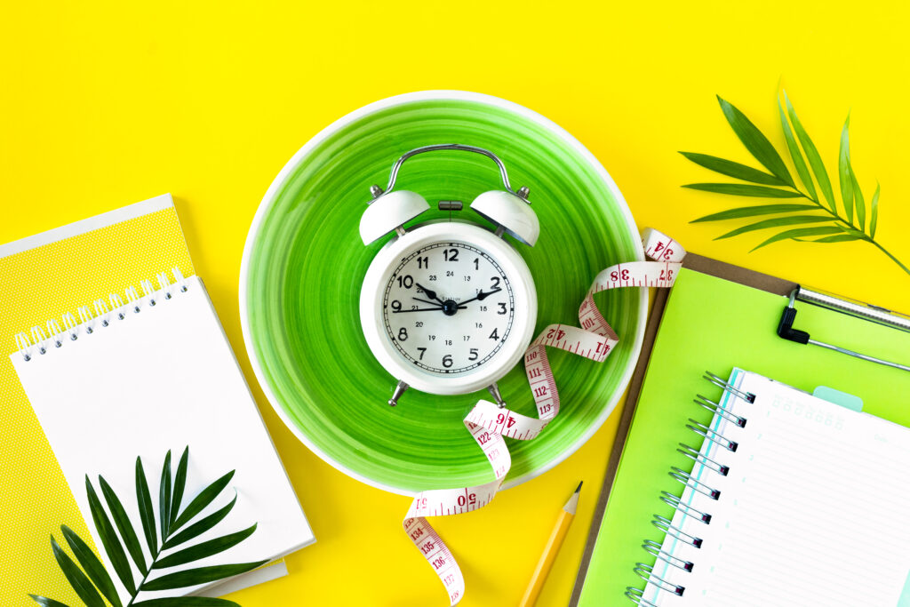 ВРЕМЕ ЗА ДЕТОКС! 6 ВАЖНИ ПОЛЗИ! - composition with plate alarm clock measuring tape colored background diet concept weight loss plan copy space