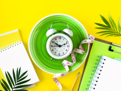 ВРЕМЕ ЗА ДЕТОКС! 6 ВАЖНИ ПОЛЗИ! - composition with plate alarm clock measuring tape colored background diet concept weight loss plan copy space