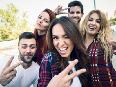 Какво е L-глутатион и защо имате нужда от повече? - girl smiling making auto photo with her friends around